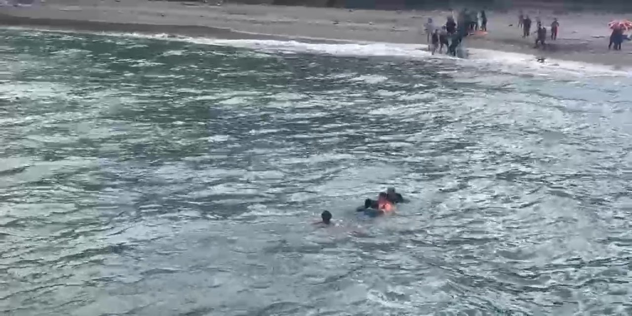 Yasağa rağmen denize giren aile ölümden döndü
