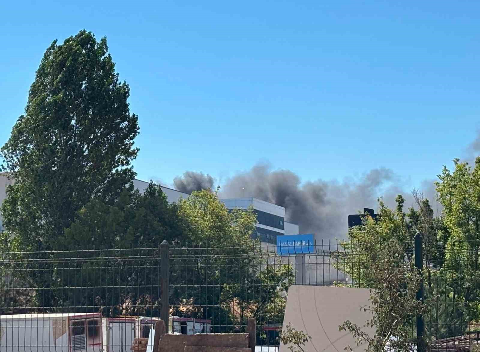 Market deposundaki yangın söndürüldü