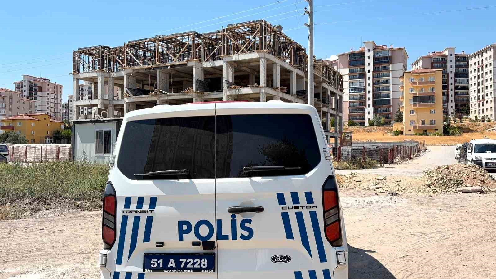 Niğde'de İnşaatta Göçük Değil İhmal Korkuttu: 2,5 Metreden Düşen İşçi Hastaneye Kaldırıldı