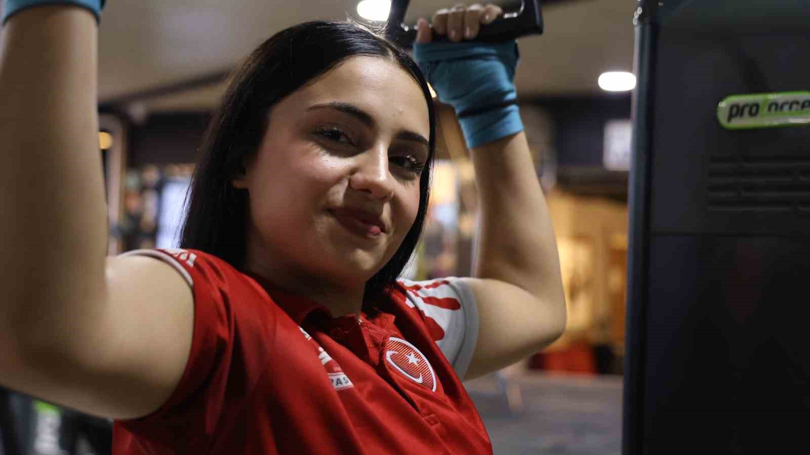14 yaşında sokakta yaşadığı olay hayatını değiştirdi: Kırşehirli Elif dünya ikincisi oldu