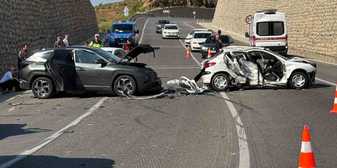 Antalya-Konya Kara Yolunda Zincirleme Kaza: Şerit İhlali Yapan Araç 3 Araca Çarptı