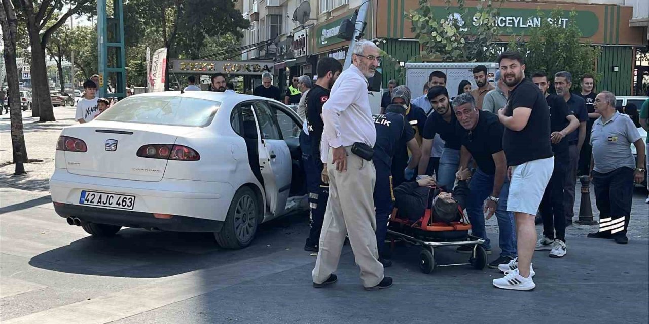 Nalçacı Caddesi'nde şiddetli kaza: Kontrolden çıkıp yol kenarına savruldular