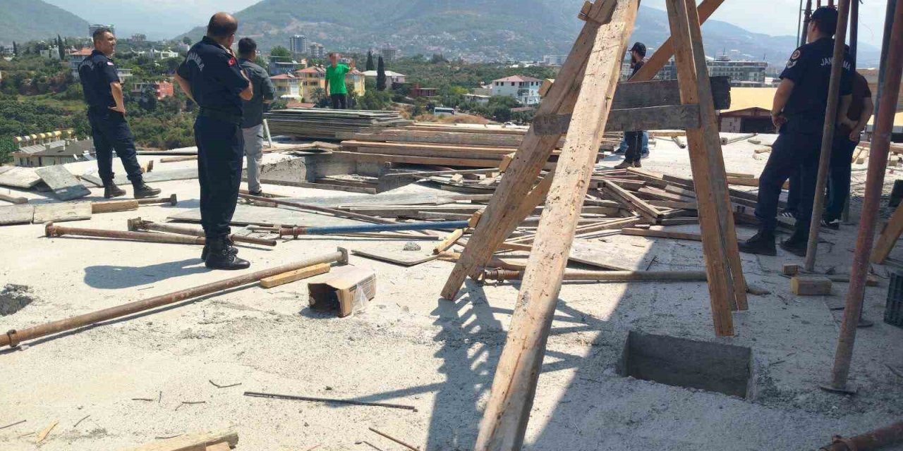 Eşini ve Kayınvalidesini Bıçaklayan Zanlı Çatıda Canlı Yayın Yaptı