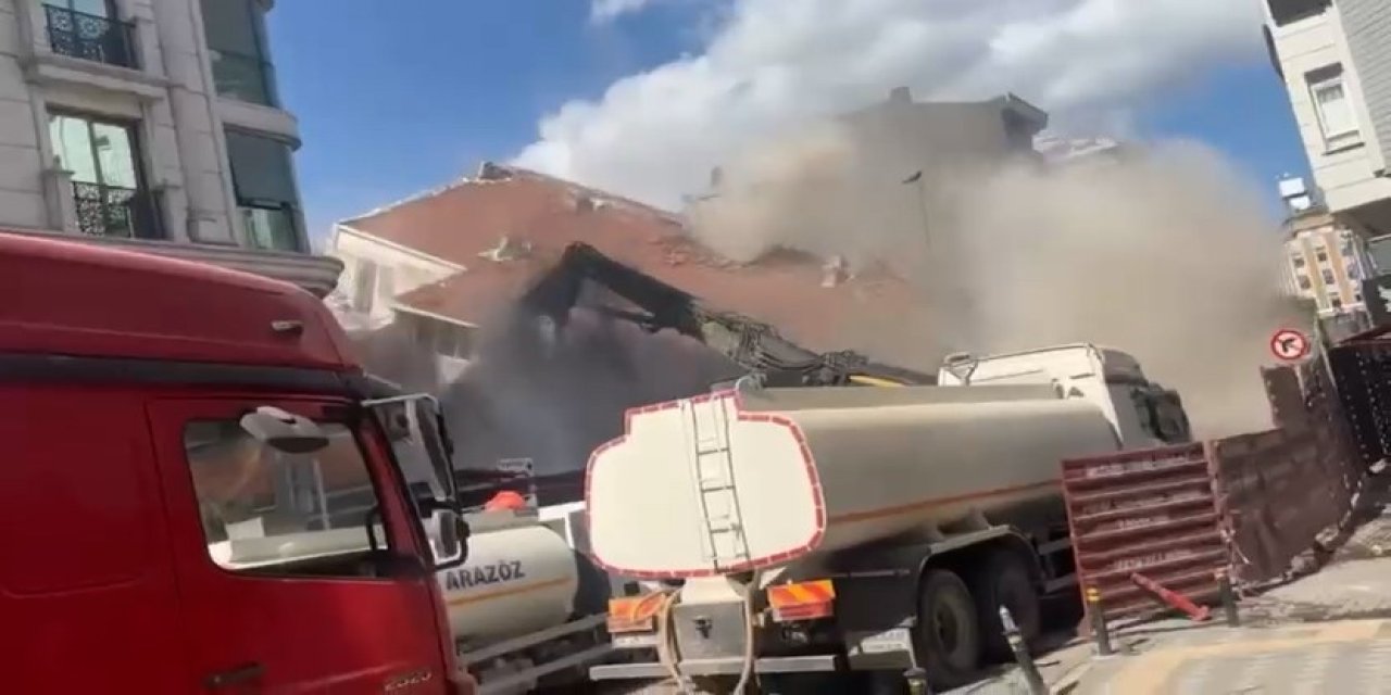 4 katlı bina yıkımı beklemedi, kendiliğinden çöktü