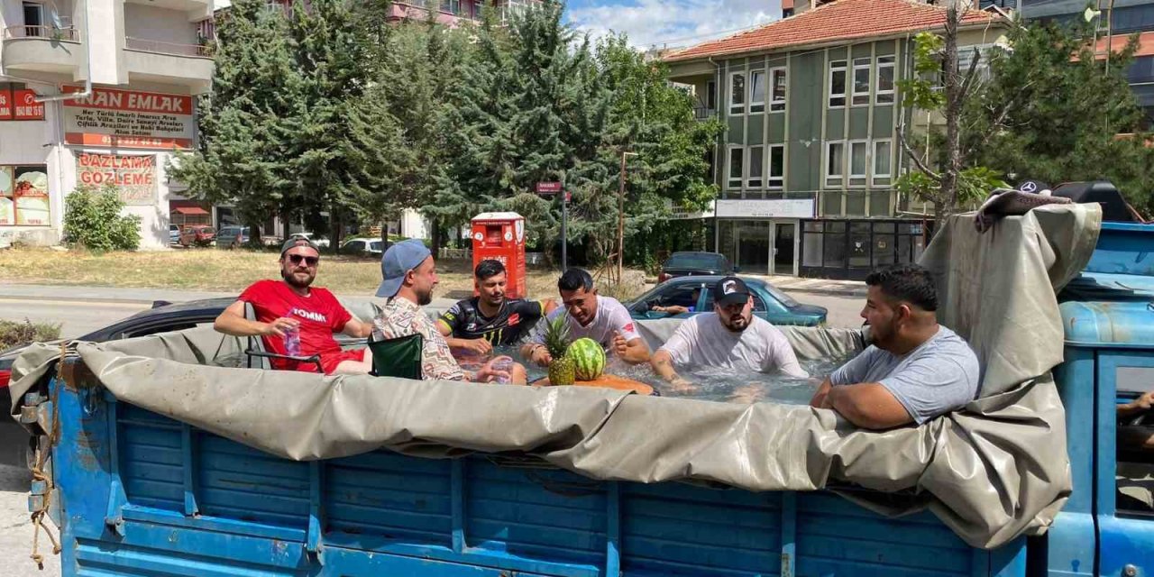 Köydeki Atıl Araç Seyyar Havuz Oldu