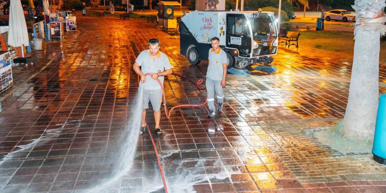 Alanya İskele’de Sabaha Karşı Temizlik Seferberliği: Turistik Alan Pırıl Pırıl Oldu