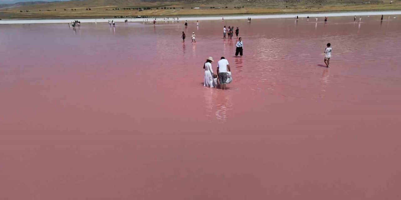 Doğanın Pembe Mucizesi: Tuz Gölü Sıcaklarla Birlikte Renk Değiştirdi!