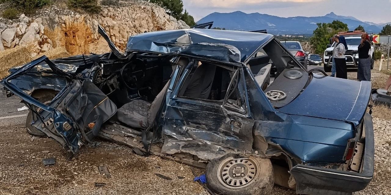 Konya’da tırla çarpışan otomobil bu hale geldi: 1 ölü, 3 yaralı