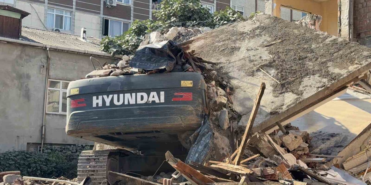 Yıkımı yapılan bina, iş makinesinin üzerine devrildi