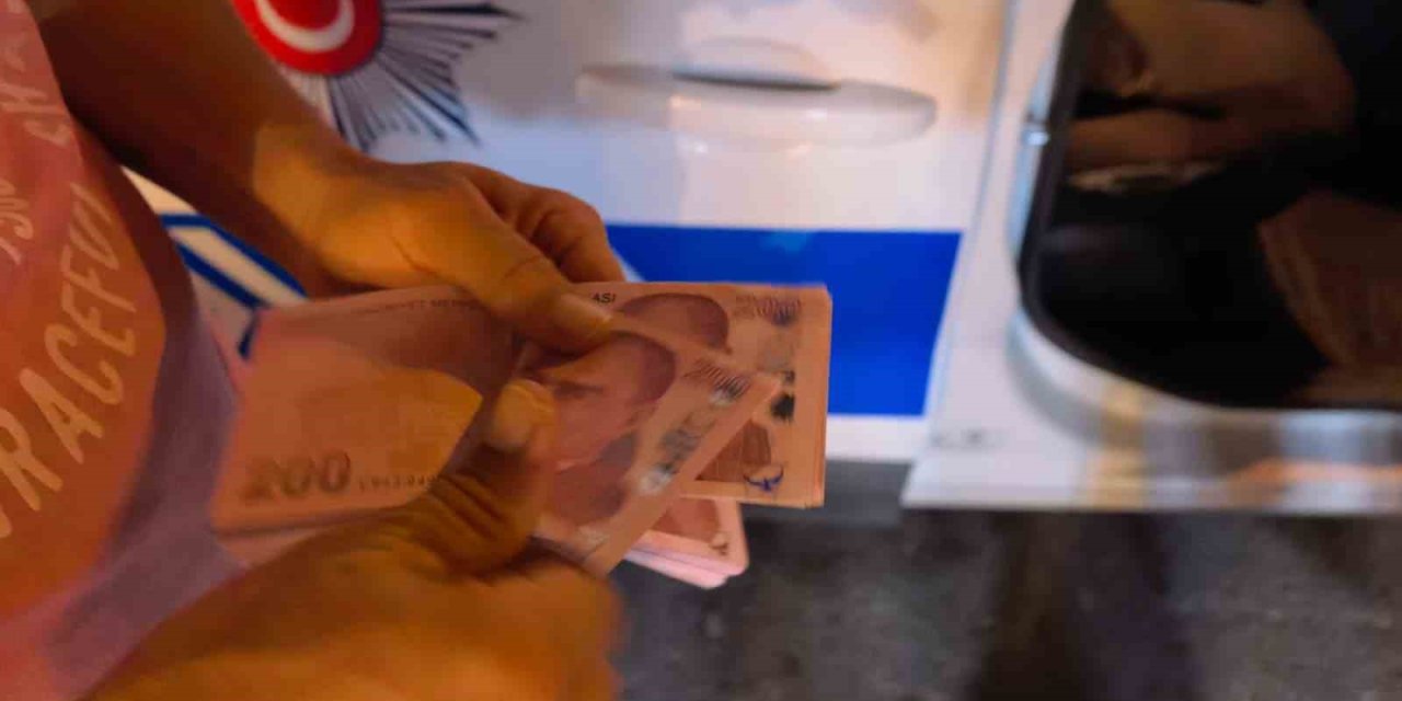 Kaput Üstünde Bulduğu Para Dolu Çantayı Polise Teslim Etti