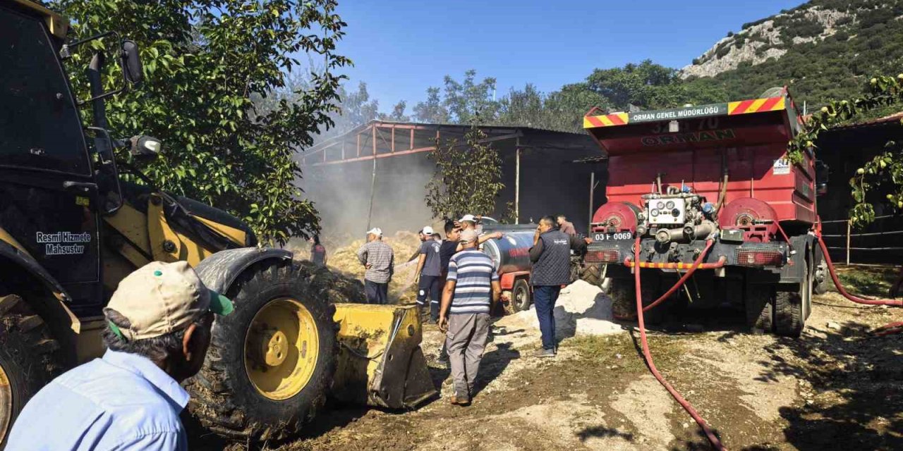 Yangında bin balya saman ve traktör alevlere teslim oldu