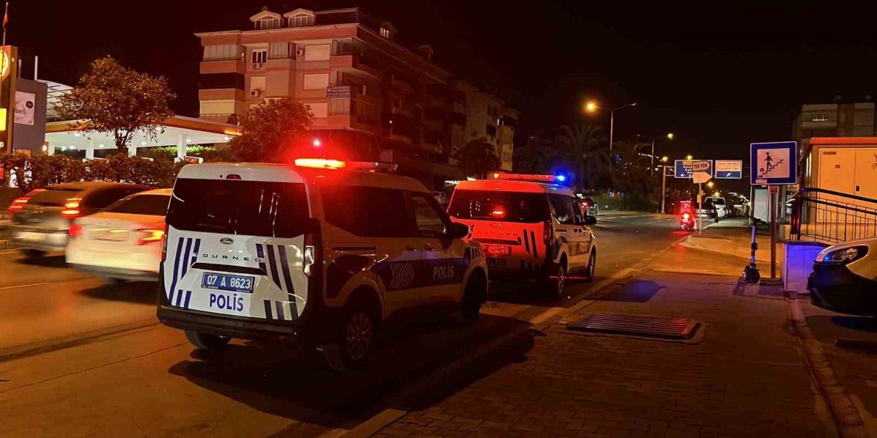 Alanya’da Yüreklerin Ağza Geldiği Anlar: Çatıya Çıkan Şahsı Polis Son Anda İkna Etti