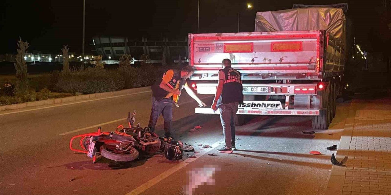 Park Halindeki Tıra Çarpan Genç Sürücü Kurtarılamadı