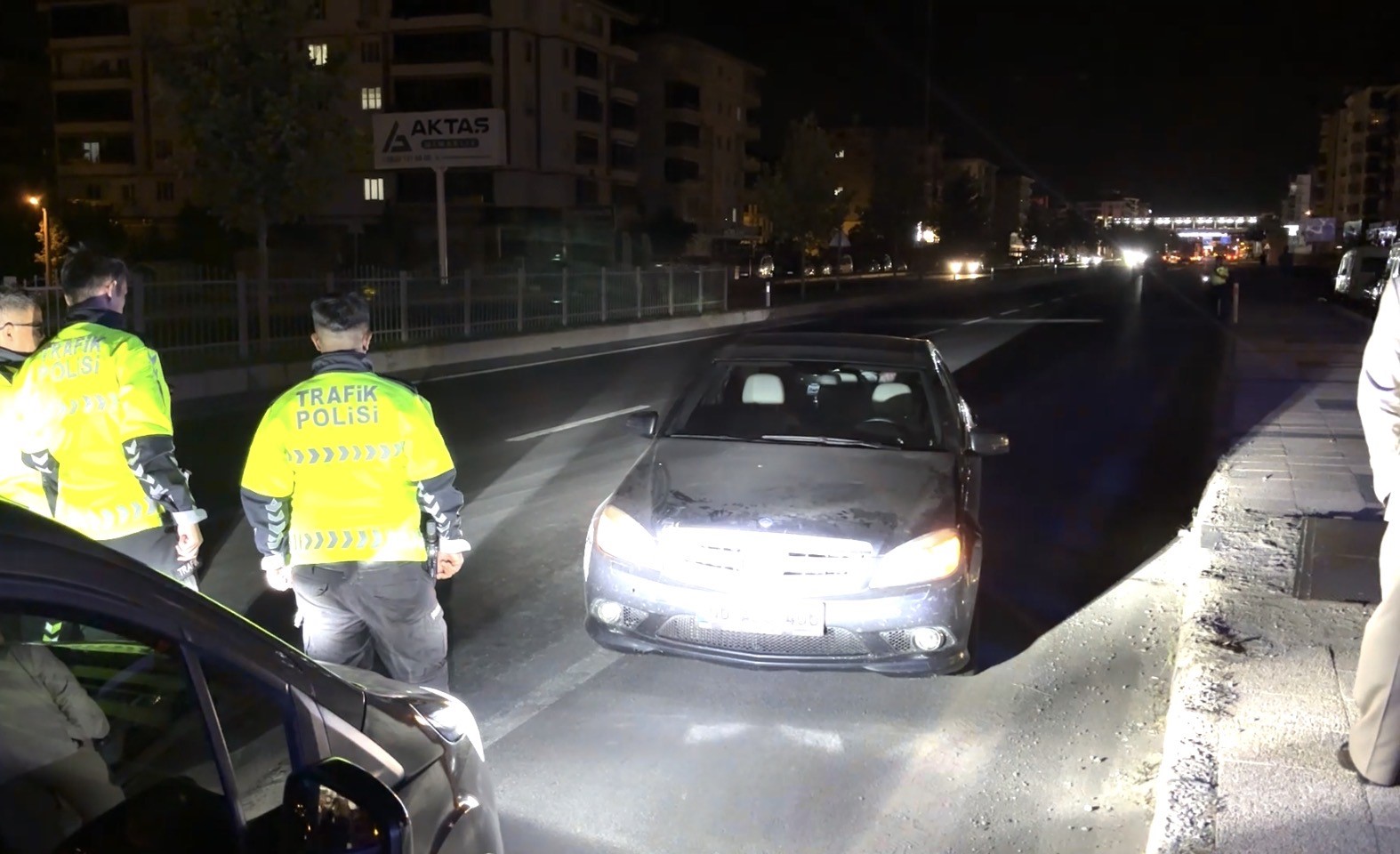 Arkadan çekişli otomobille makas atınca kaza kaçınılmaz oldu