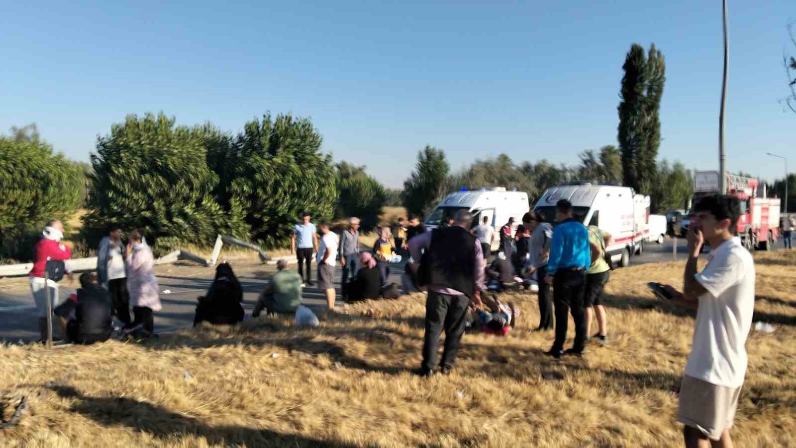 Afyonkarahisar’da yolcu otobüsü devrildi: Çok sayıda yaralı var