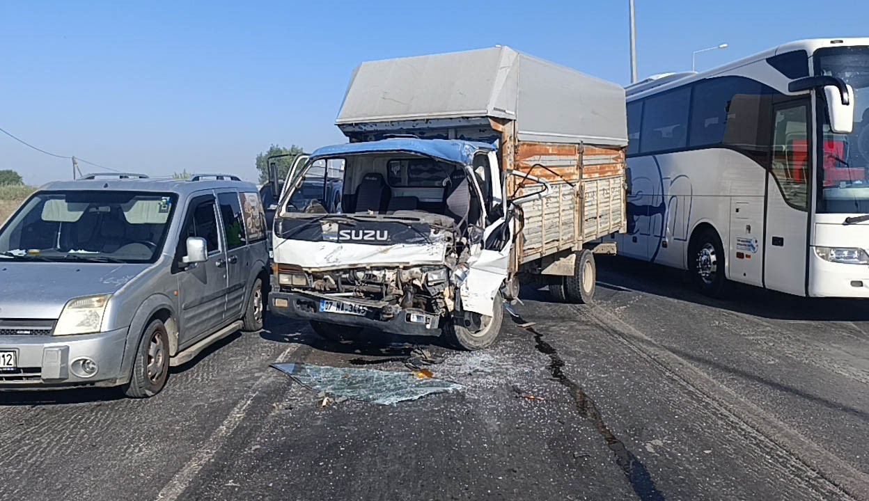 Ehliyetsiz kamyon sürücüsü kazaya karıştı, 5 kilometrelik kuyruk oluştu