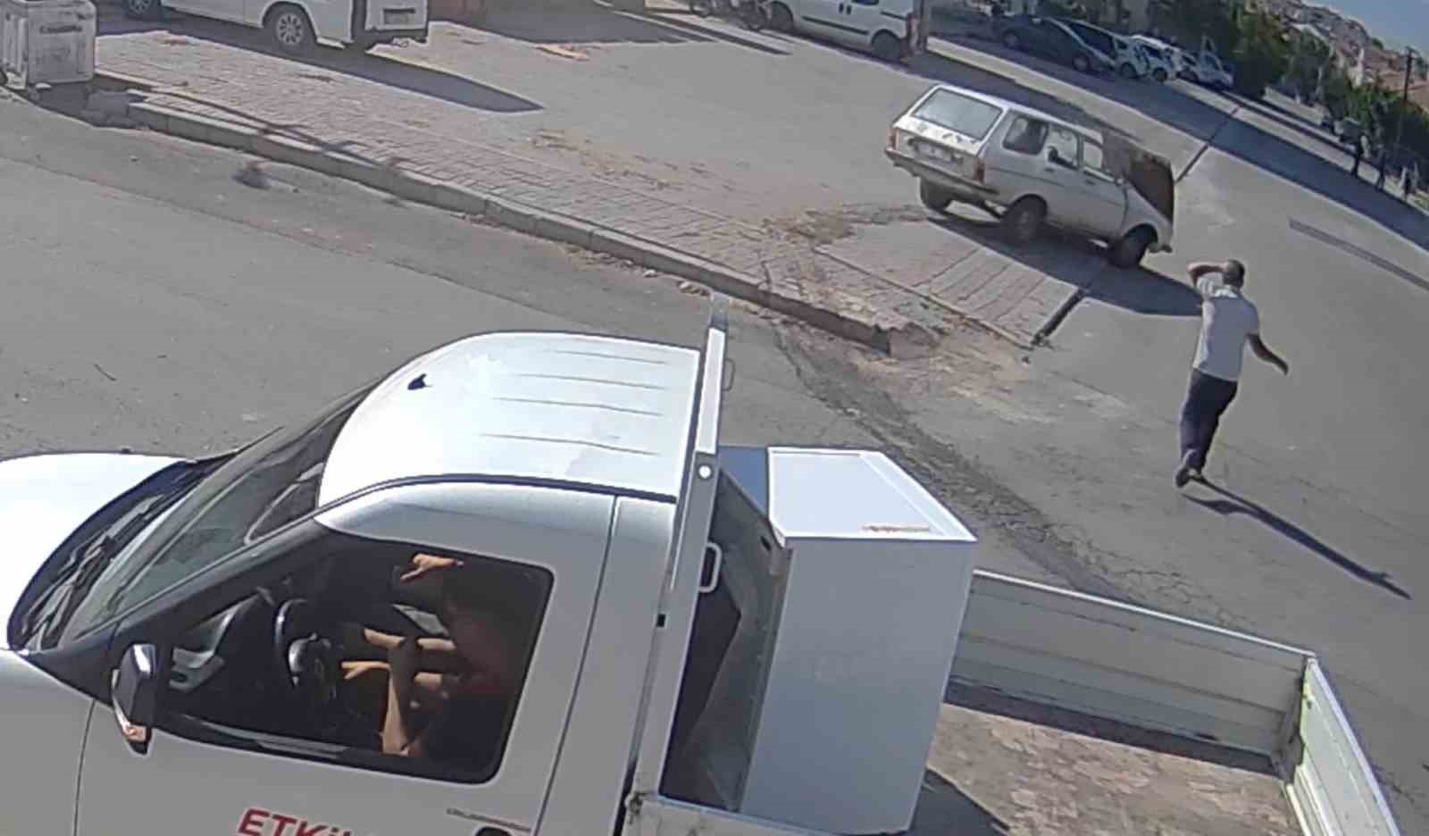 Karaman'da yola fırlayan sürücü otomobilinin peşinden koştu