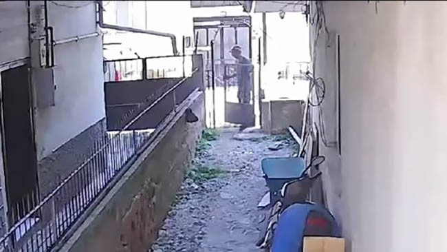 Hurdacı evin demir kapısını söküp el arabasıyla götürdü