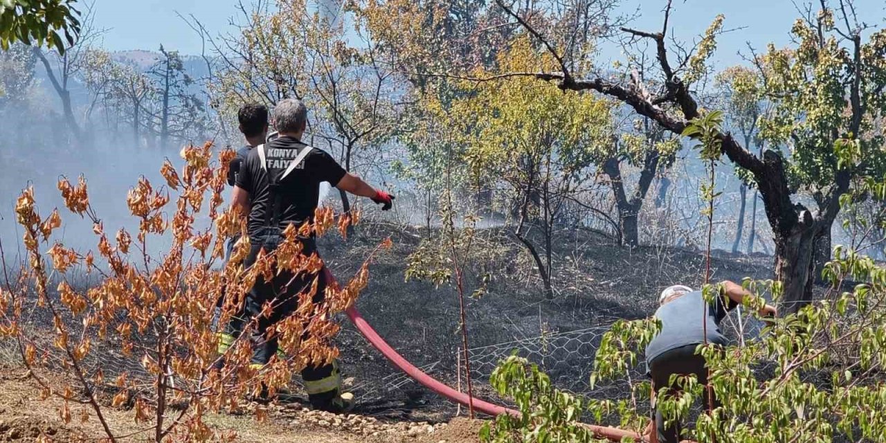 Konya'da Yerleşim Yerlerini Tehdit Eden Yangın: Evlere Metreler Kala Durduruldu