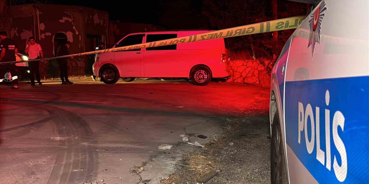 Atıl Akaryakıt İstasyonunda Şüpheli Ölüm: Minibüste Cansız Bedeni Bulundu