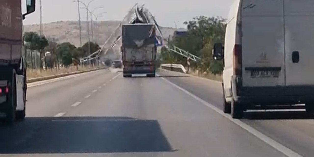 Damperi açık unutulan kamyon yön levhasını yıktı