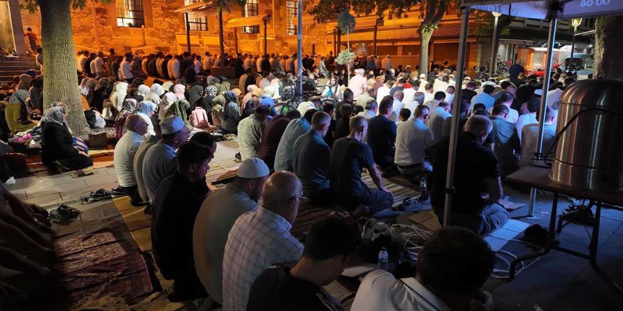 Konya’da Mevlid Kandili Coşkusu: Tarihi Camilerde Dualar Semaya Yükseldi