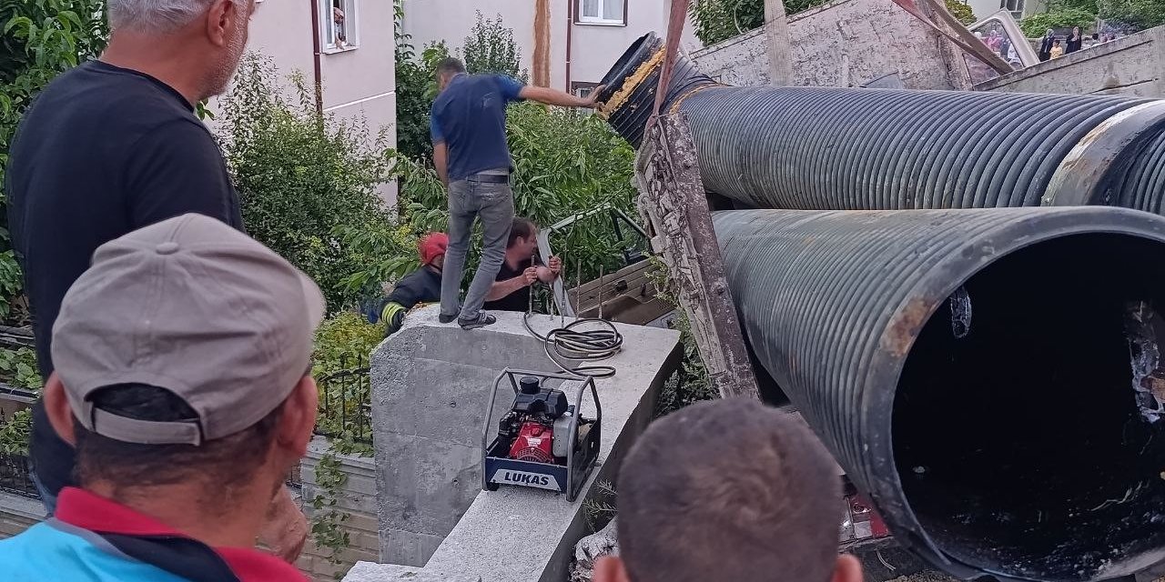 Kamyonetle korkuluk arasında sıkışan genç operasyonla kurtarıldı