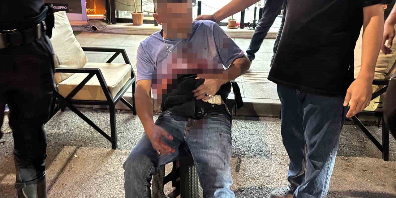 Karnından bıçakla yaralandı, polislere bağırıp yol ortasında soyundu