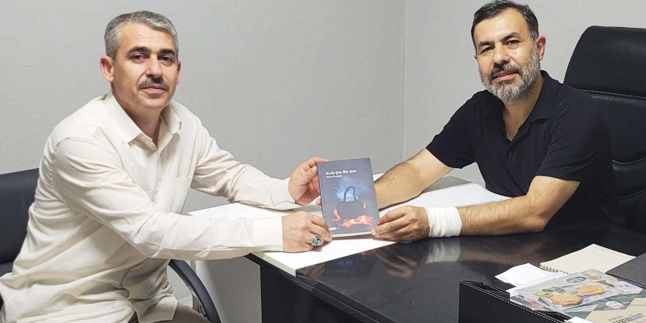 Şair Emre Zeybek’ten Memleket'e Nazik Ziyaret: Yeni Şiir Kitabını Adem Alemdar’a Takdim Etti