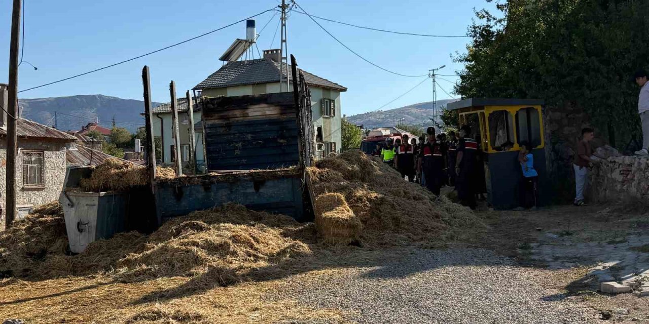 Saman Yüklü Kamyon Alev Alev Yandı: Ekipler Seferber Oldu!