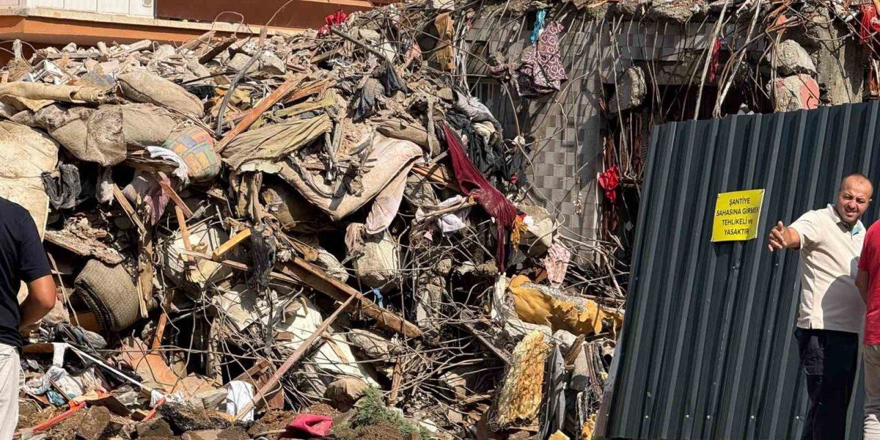 Gece Gelen Çatırdama Sesleri Felaketi Getirdi: 4 Katlı Bina İçindeki Eşyalarla Yıkıldı