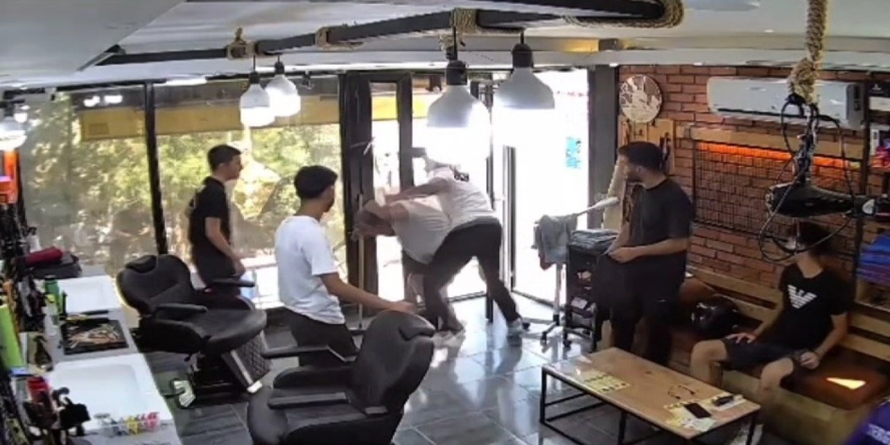 Berbere bıçakla girdi, hayatının dayağını yedi