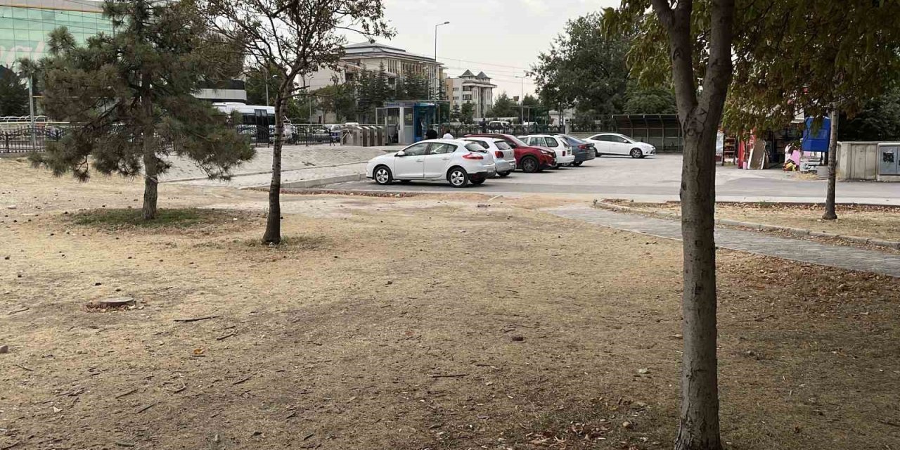 Konya'da Parktaki Kıskançlık Kavgası Hastanede Bitti: 15 Yaşındaki Kız Bıçaklandı