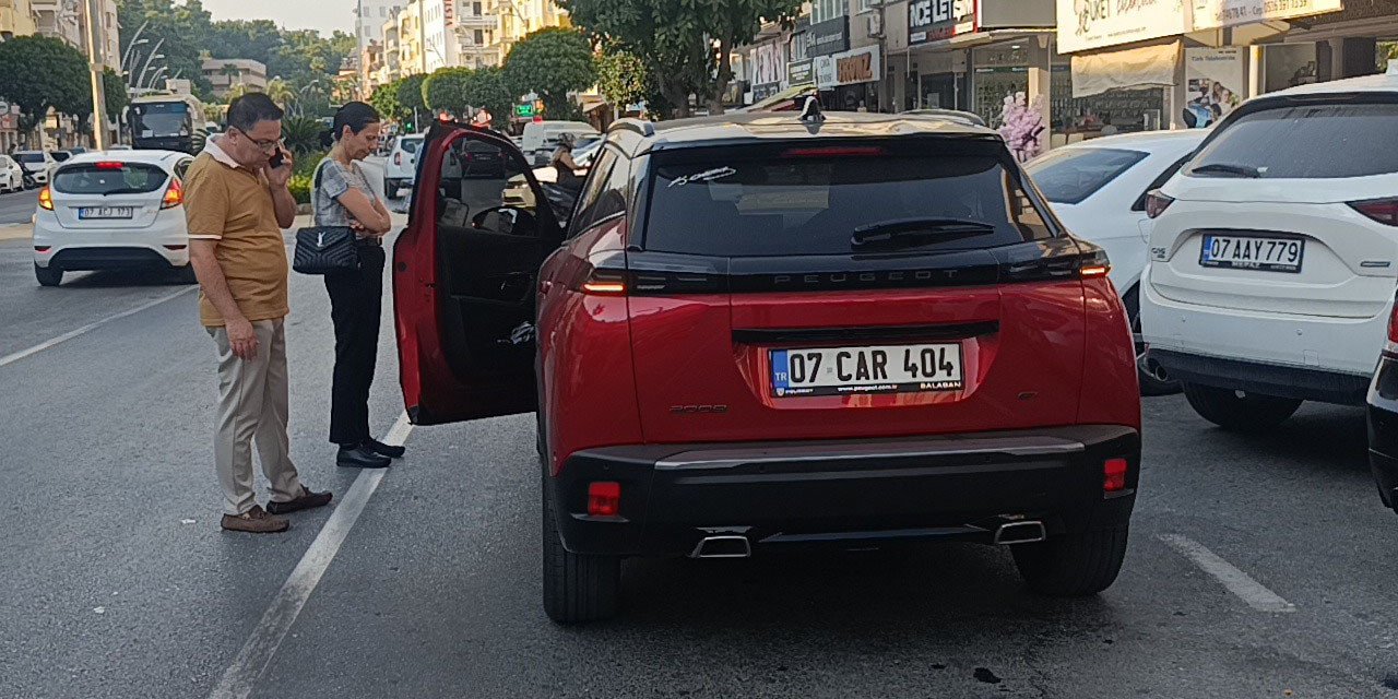 Aniden Açılan Kapı Motosikletliyi Yıktı: Yaralı Sürücünün Şaşırtan Kararı