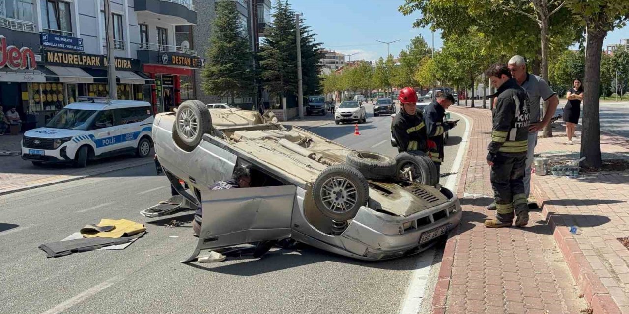 Konya’da Dehşet Anları: Kaldırıma Çarpan Otomobil Takla Attı!