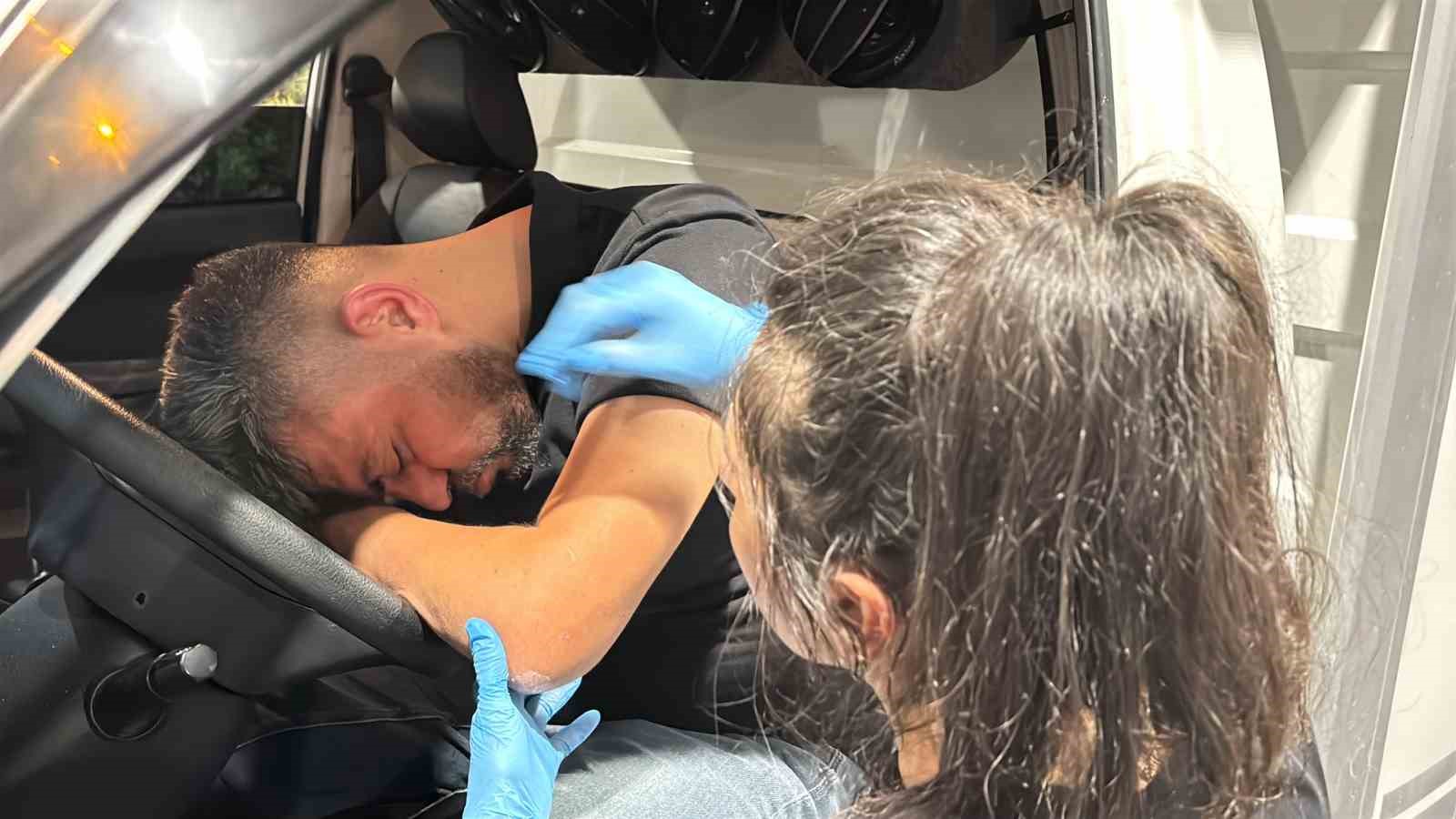 2.33 promil alkollü sürücü direksiyonda sızdı, pompacı ambulansa pos cihazıyla geldi