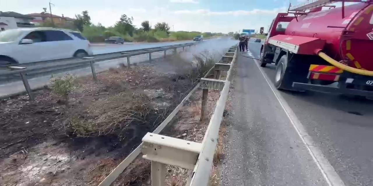 Sürücüler Dikkat: Araçtan Atılan Sigara İzmariti Refüjü Yaktı