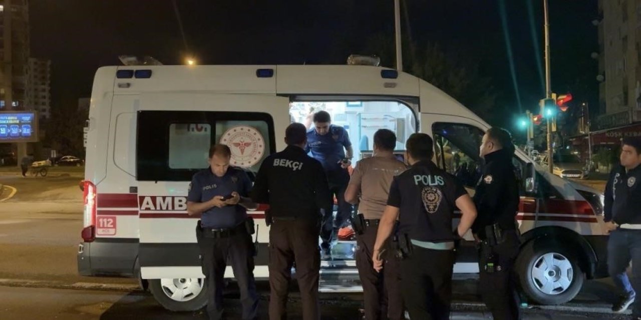 Kuru sıkı tabancayla vurulan genç tramvaya sığındı