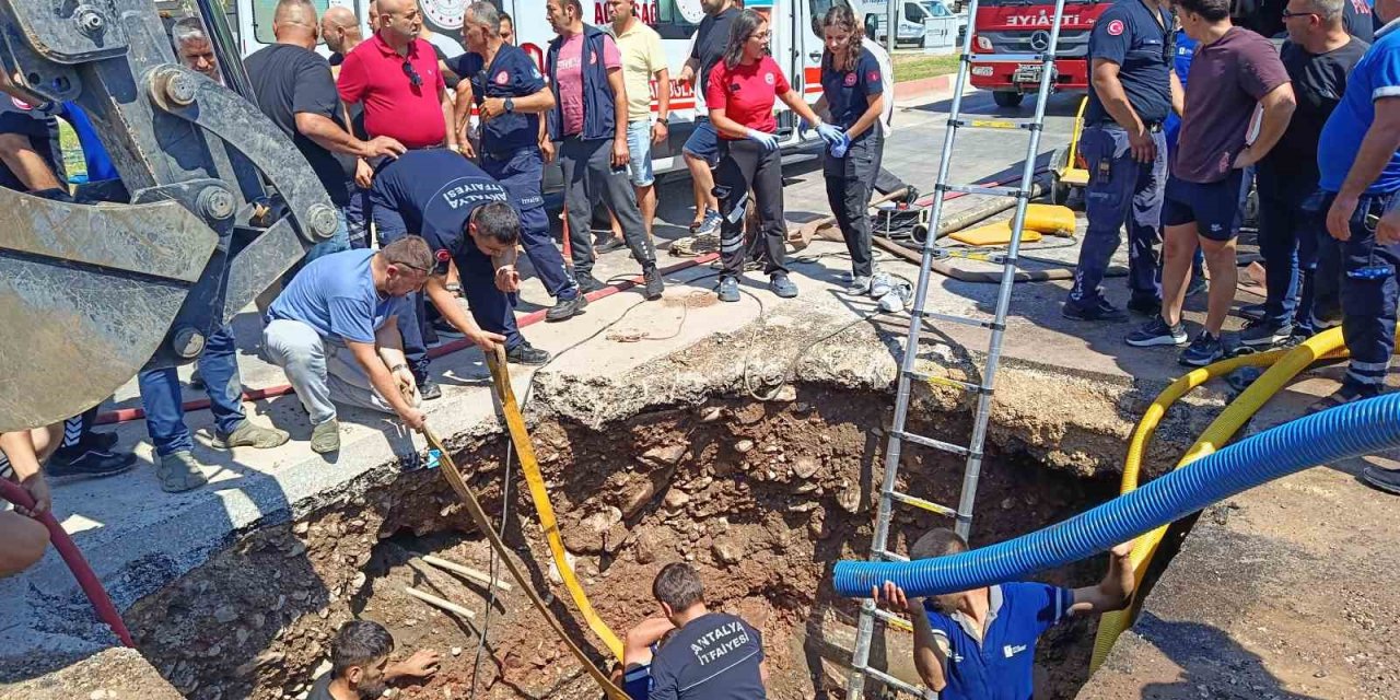 Su Arızasında Göçük Dehşeti: Toprak Altındaki İşçi İçin Zamanla Yarış