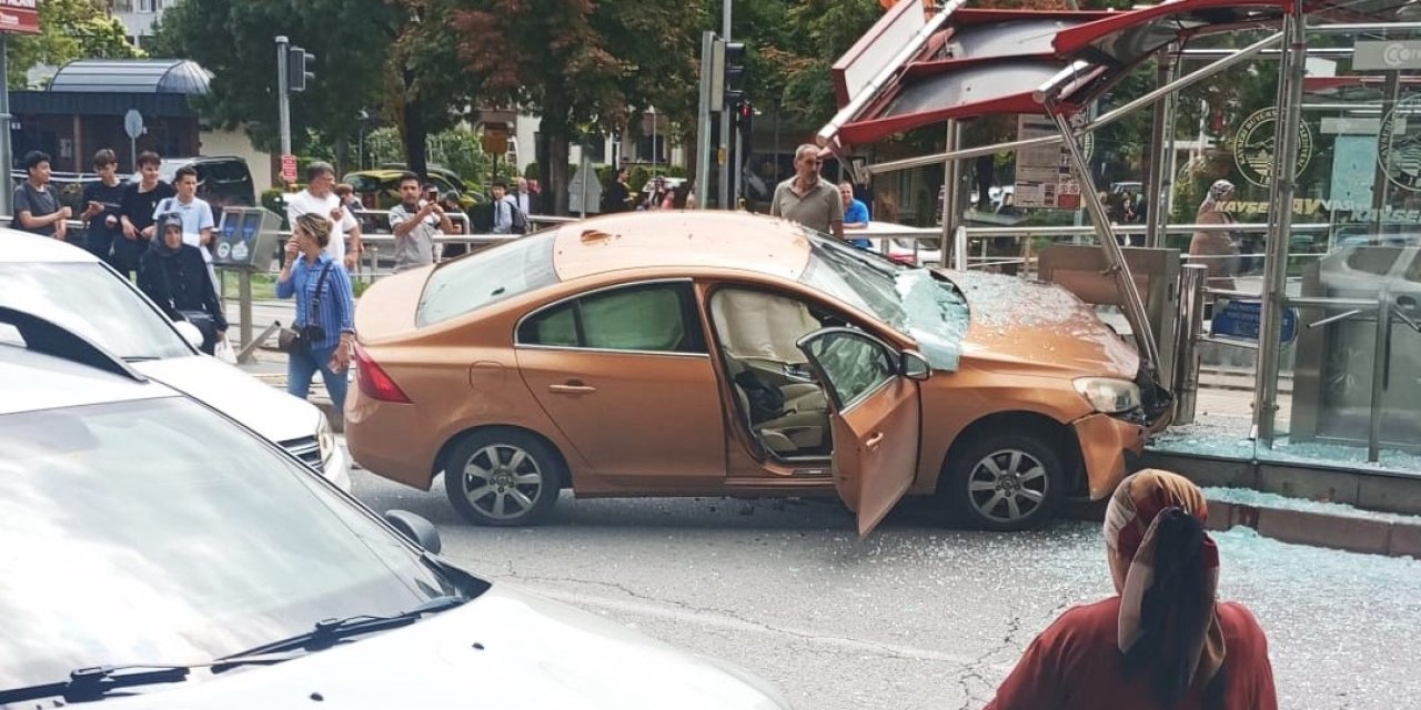 Kontrolden Çıkan Otomobil Tramvay Durağına Daldı