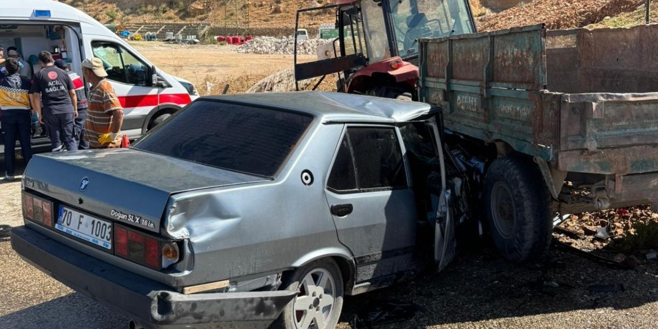 Ermenek’te otomobil traktörün römorkuna çarptı: 3 yaralı