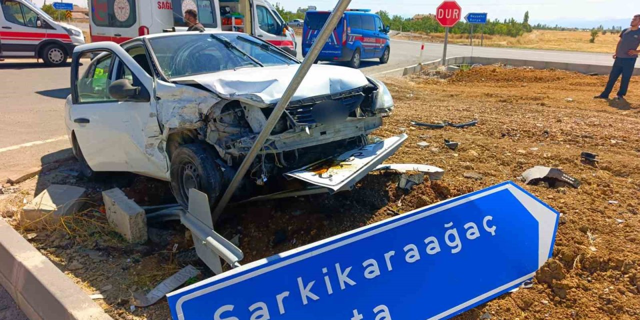 Konya'da Kavşakta Dehşet: 2 Otomobil Çarpıştı, 7 Yaralı Var!