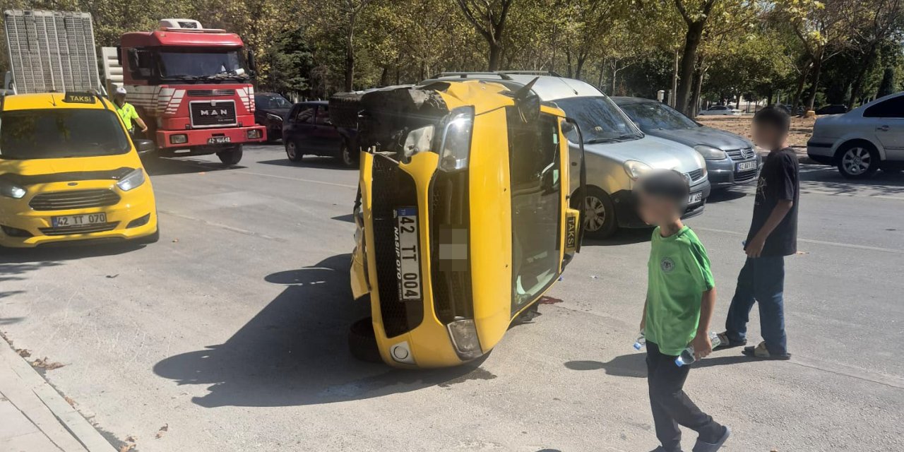 Ecdat Parkı Önünde Kaza: Taksi Yola Devrildi