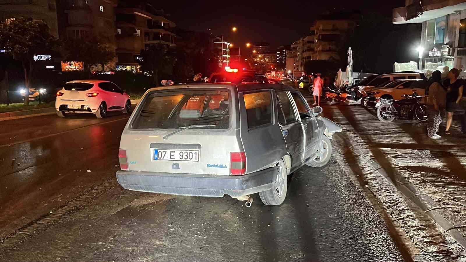Alanya'da ortalık karıştı! Uçan TOFAŞ galeriye daldı