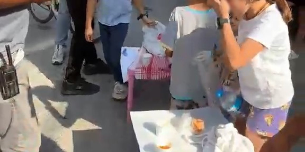 Çocukların limonatalarını büyükşehir ekipleri satın aldı