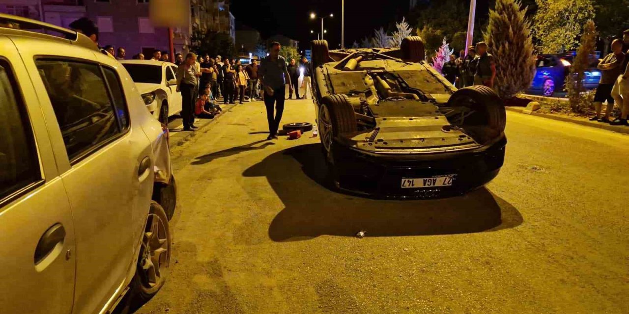 Park halindeki otomobile çarpan araç ters döndü