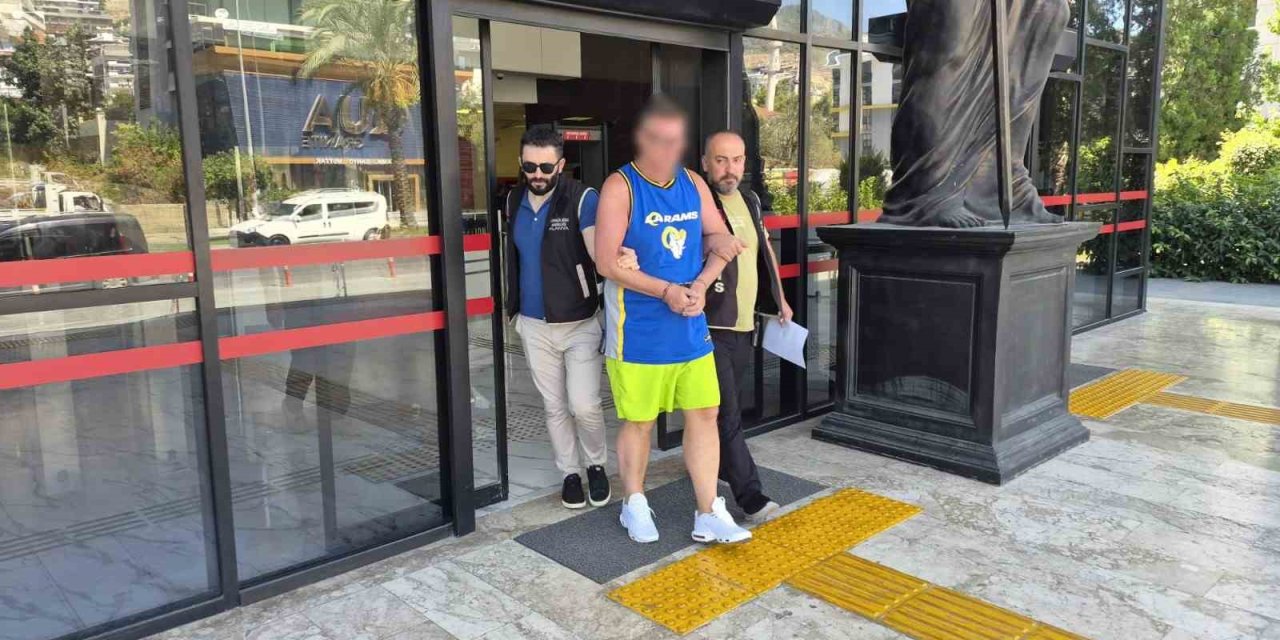 Alanya'da Türk Bayrağına Tüküren Turist Tutuklandı