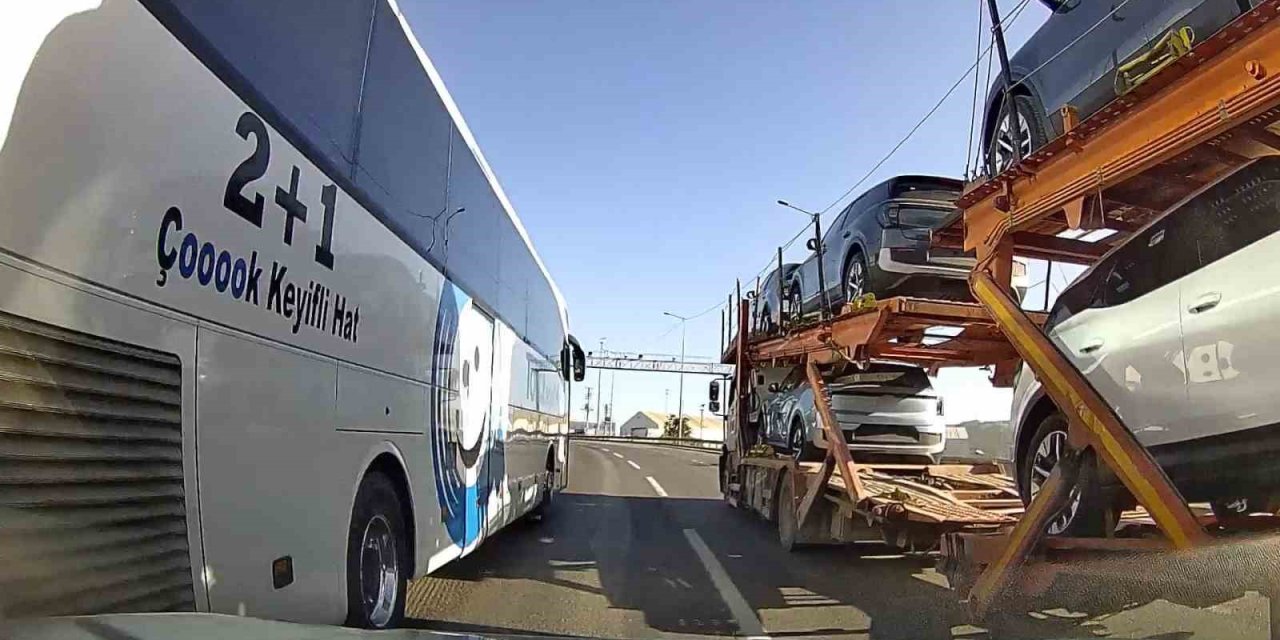 Ani şerit değişikliği faciaya davetiye çıkardı: Kazaya ramak kala