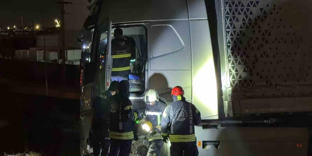 Gebze'de Gizemli Tır Kazası: Şoför Kayıp!