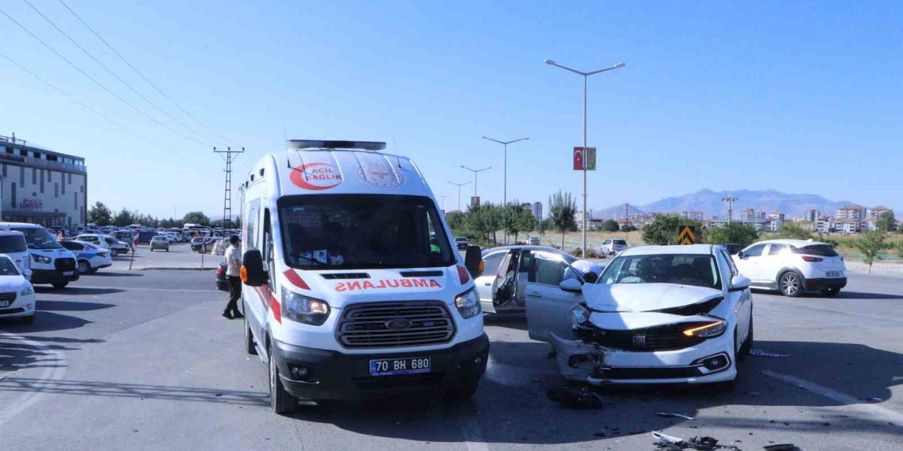 Otomobiller kavşakta çarpıştı: Bebek ve çocuklar yaralandı